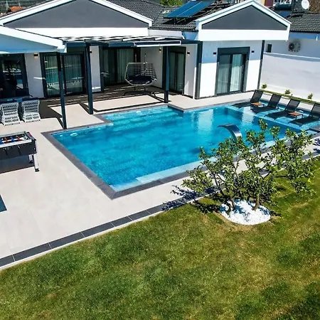 Villa Isitmali Havuzlu Masaj Koltuklu Luks Papatya