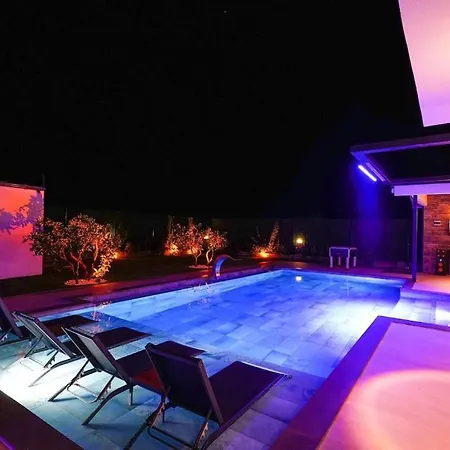 Isitmali Havuzlu Masaj Koltuklu Luks Papatya Villa